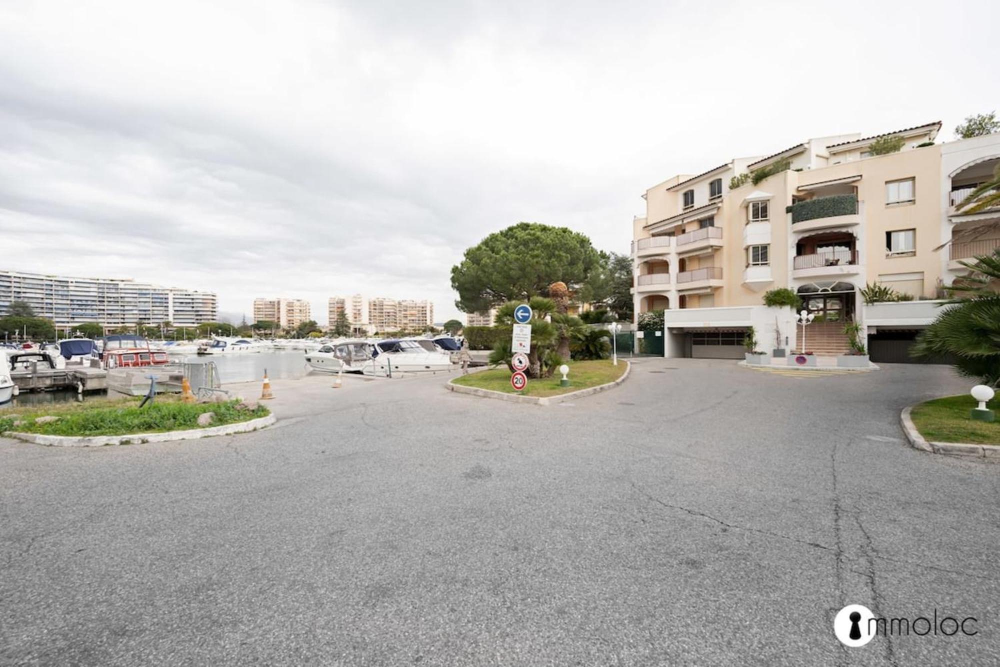 Spacious Apartment With Pool Located In The Marina Of Mandelieu 외부 사진