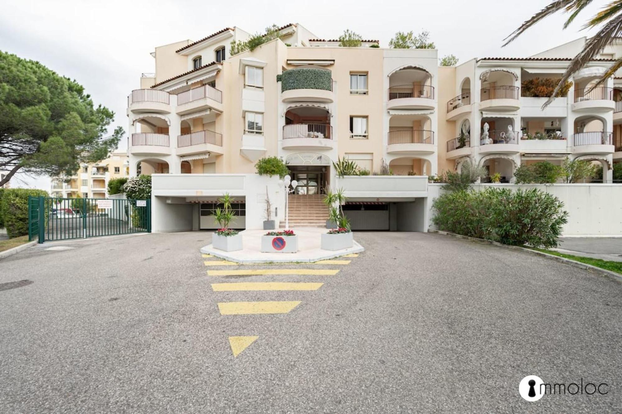 Spacious Apartment With Pool Located In The Marina Of Mandelieu 외부 사진