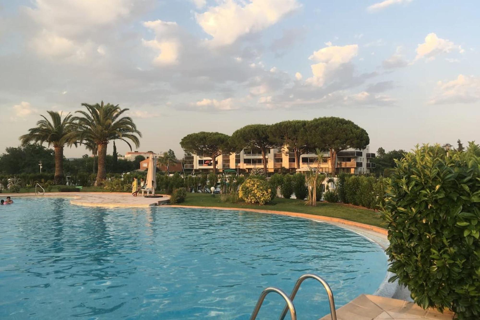 Spacious Apartment With Pool Located In The Marina Of Mandelieu 외부 사진